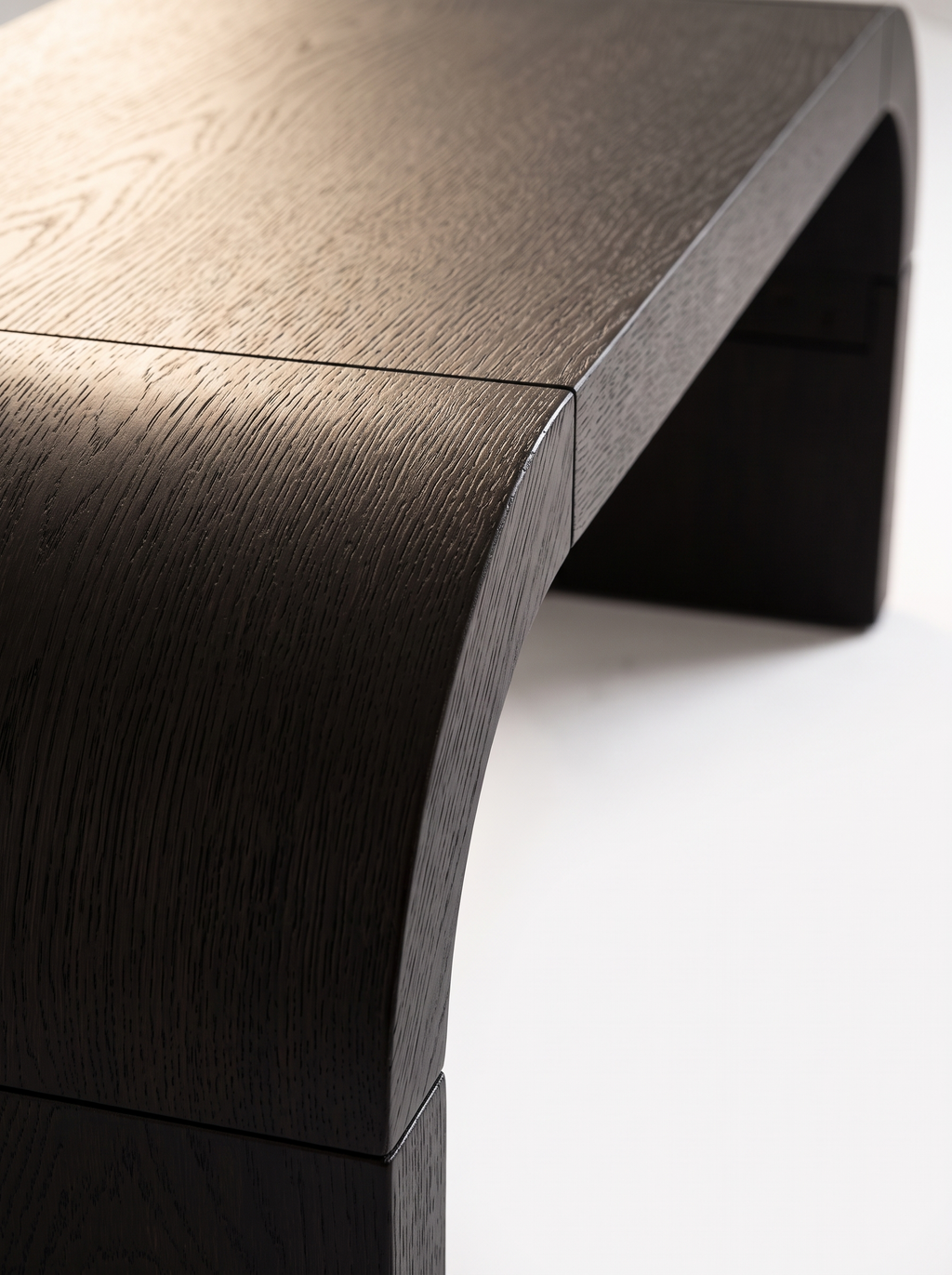 Melanija Curved Coffee Table wood grain detail